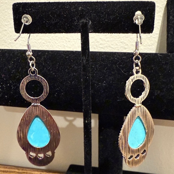 Paparazzi 3 Piece Turquoise Jewelry Set (Includes: Earrings, Bracelet & Ring) - Picture 5 of 15